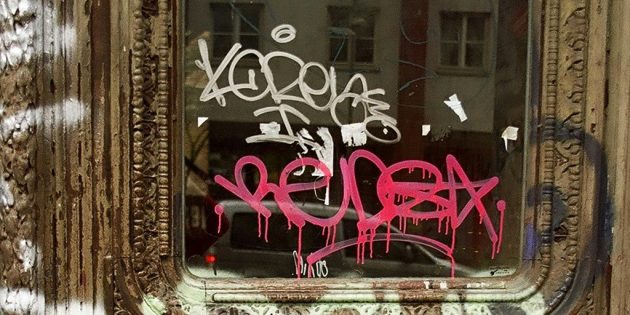 Graffiti von Glas entfernen an Schaufenster in Berlin