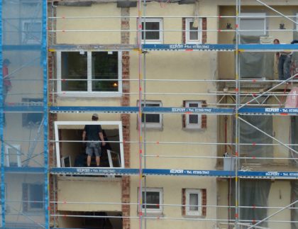 Wie lassen sich Fenster schützen bei Renovierung oder Umbauten im Haus oder in der Wohnung? Wir haben Tipps, wie Sie Ihre Fenster schützen.