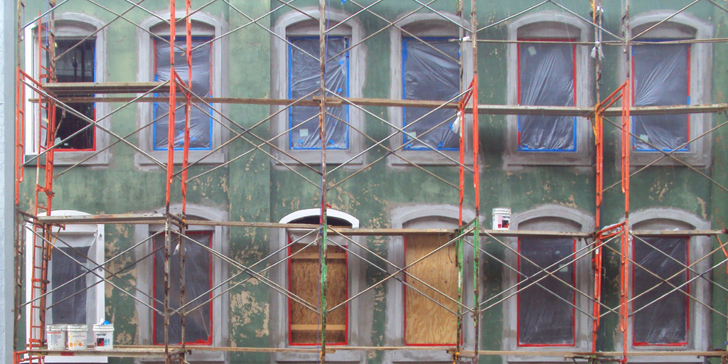 Fenster schützen beim Renovieren mit Folie oder Platten